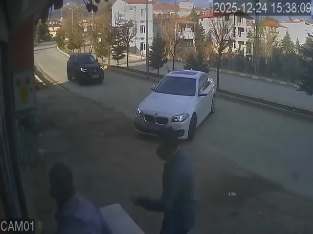 Adana'da trafik kazası kameraya saniye saniye yansıdı