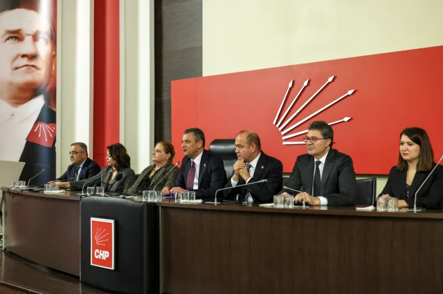 Özgür Özel'den Genel Merkez Çalışanlarına Çifte Kutlama