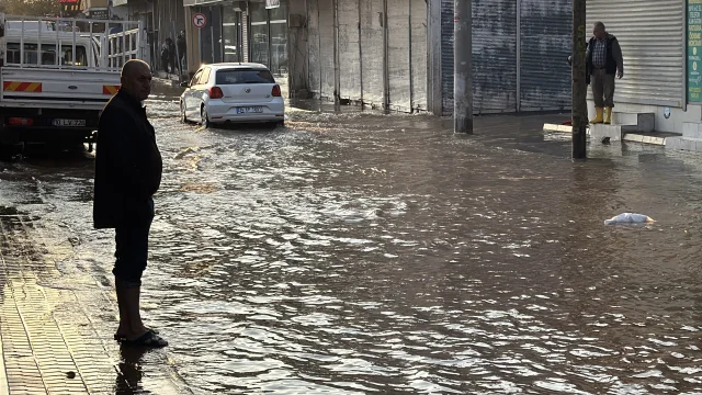 Adana'da Patlayan Su Borusu Çukur Oluşturdu