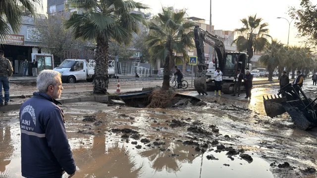 Adana'da Patlayan Su Borusu Çukur Oluşturdu