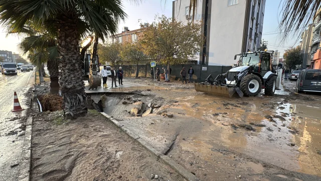 Adana'da Patlayan Su Borusu Çukur Oluşturdu
