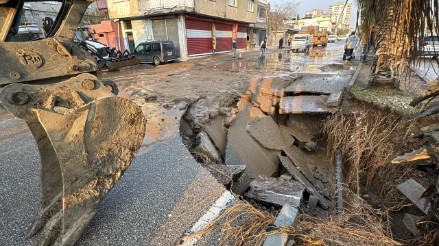 Adana'da Patlayan Su Borusu Çukur Oluşturdu