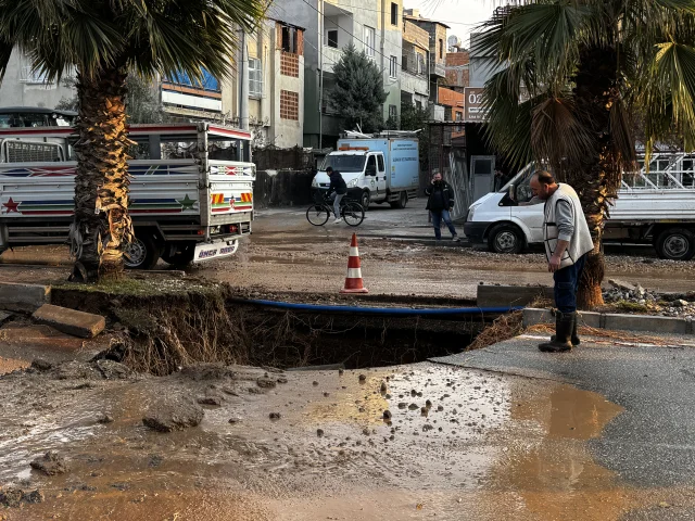 Adana'da Patlayan Su Borusu Çukur Oluşturdu