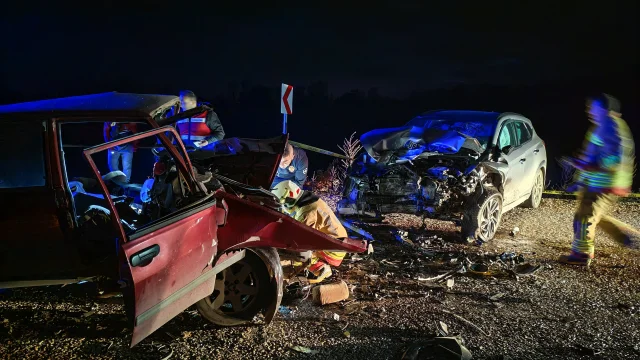 Manisa'da iki otomobil çarpıştı: 3 ölü, 1 yaralı