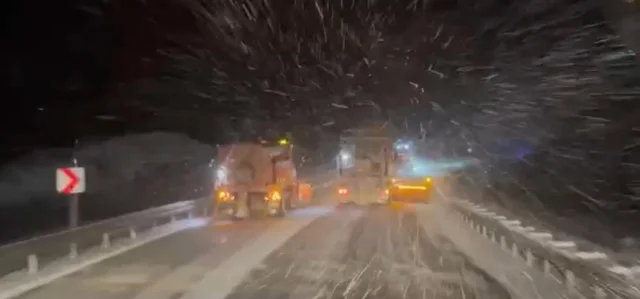 Erzincan'da Kış Mesaisi: Karayolları Ekipleri Geçitlerde Nöbette