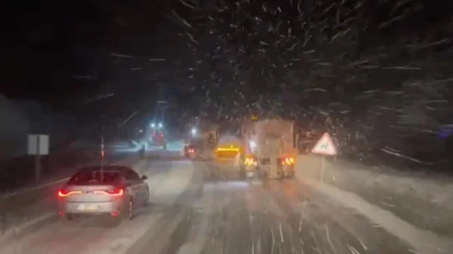 Erzincan'da Kış Mesaisi: Karayolları Ekipleri Geçitlerde Nöbette