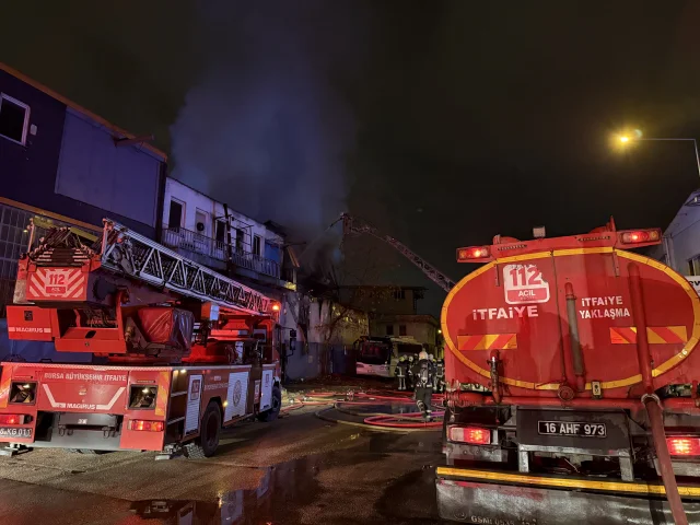 Bursa'da atölye yangını: Alevler bitişik iş yerine sıçradı