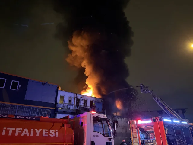 Bursa'da atölye yangını: Alevler bitişik iş yerine sıçradı