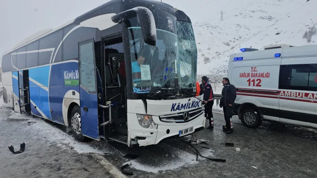 Erzincan'da Yolcu Otobüsü Tıra Çarptı