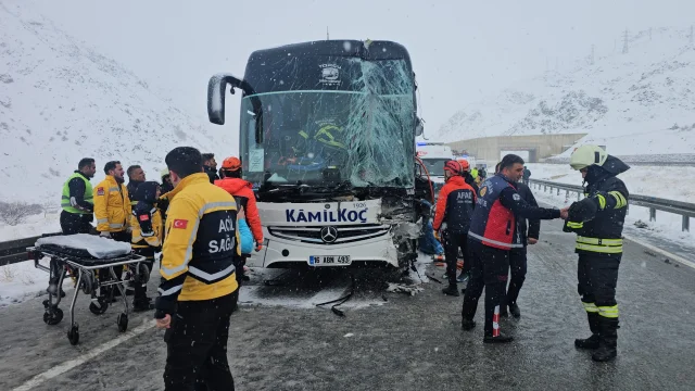 Erzincan'da Yolcu Otobüsü Tıra Çarptı