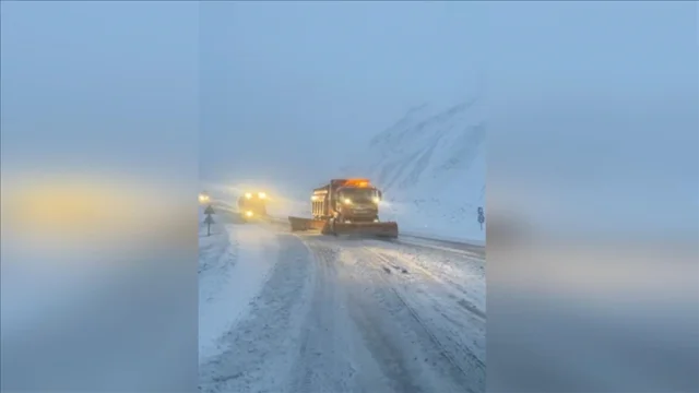 Kar yağışıyla birlikte KGM ekipleri yollarda seferber oldu