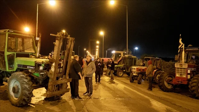 Yunanistan'da çiftçiler Selanik-Atina yolunu kapatıyor