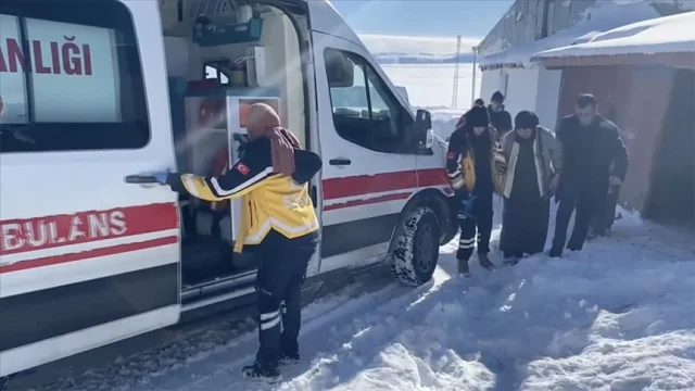 Kars'ta yoğun kar köy yolunu kapattı, hasta kurtarıldı