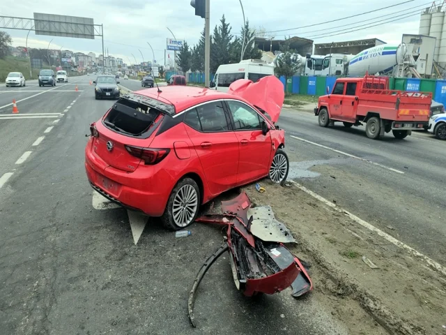 Çerkezköy'de karşı şeride geçen otomobil zincirleme kazaya neden oldu
