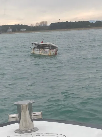 Samsun'da denizde sürüklenen tekne, polis ekipleri tarafından kurtarıldı