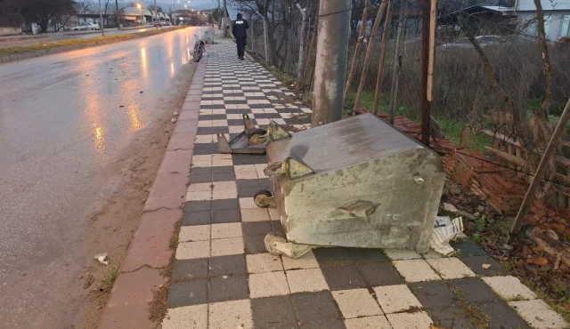 Kütahya'da motosiklet, çöp konteynerine çarptı: 1 ölü, 1 yaralı