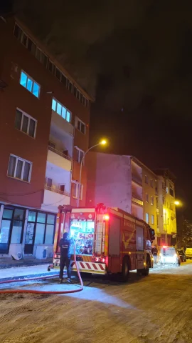 Erzurum'da bir binanın çatısında çıkan yangın hasara yol açtı