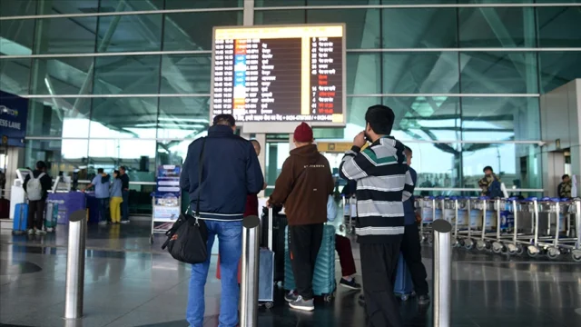 Delhi'de yoğun sis uçuşları vurdu: Yüzlerce sefer ertelendi