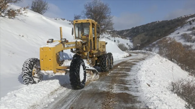 Kar Karadeniz'i vurdu: 4 ilde 265 yerleşim yerine ulaşım kapalı