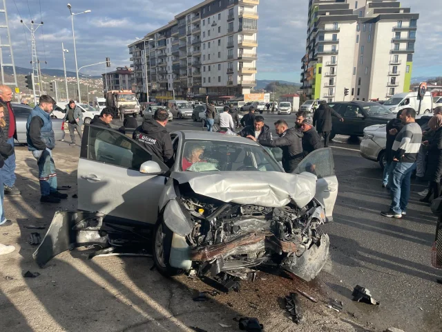 Zonguldak'ta iki otomobilin çarpıştığı kazada 7 kişi yaralan...