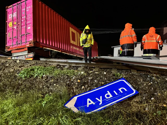 Aydın’da feci kaza: Kontrolden çıkan tır tren yoluna girdi