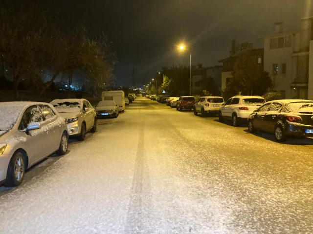 Ankara’da gece saatlerinde kar yağışı etkili oldu