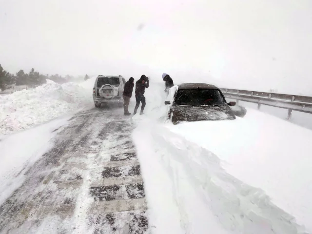 Sivas-Kayseri kara yolu yoğun kar yağışı nedeniyle ulaşıma kapatıldı