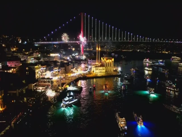İstanbul Boğazı'nda yeni yıl kutlaması havai fişeklerle yapıldı