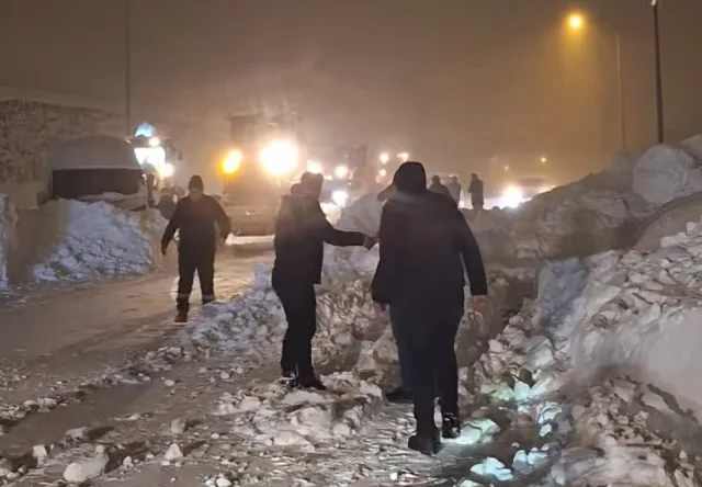 Bitlis'te Belediye Tankerinin Üzerine Çığ Düştü