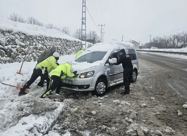 Bitlis'te Belediye Tankerinin Üzerine Çığ Düştü