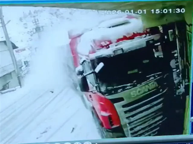 Tokat'ta TIR'ın eve çarptığı kaza kameraya yansıdı