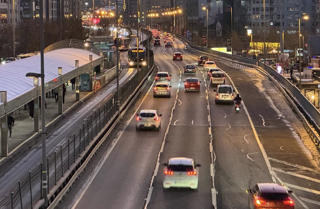 İstanbul'da Bu Kez Cuma Trafiği Yok! Kar Tatili Yolları Boşalttı