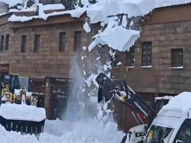 Bitlis'te çatıda biriken kar iş makinesinin üzerine düştü