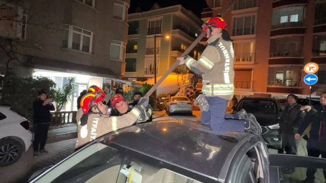 İstanbul’da Korku Dolu Anlar: Çatıdan Kopan Demir Otomobile Saplandı