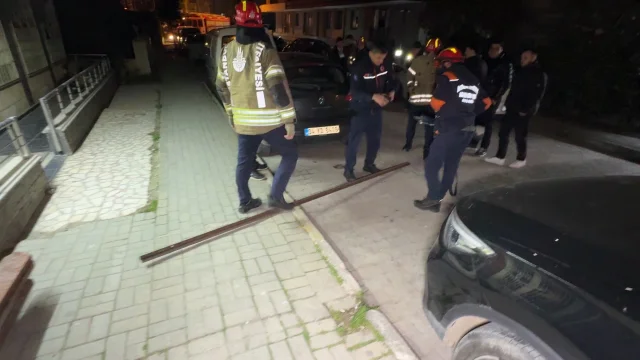 İstanbul’da Korku Dolu Anlar: Çatıdan Kopan Demir Otomobile Saplandı
