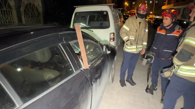 İstanbul’da Korku Dolu Anlar: Çatıdan Kopan Demir Otomobile Saplandı