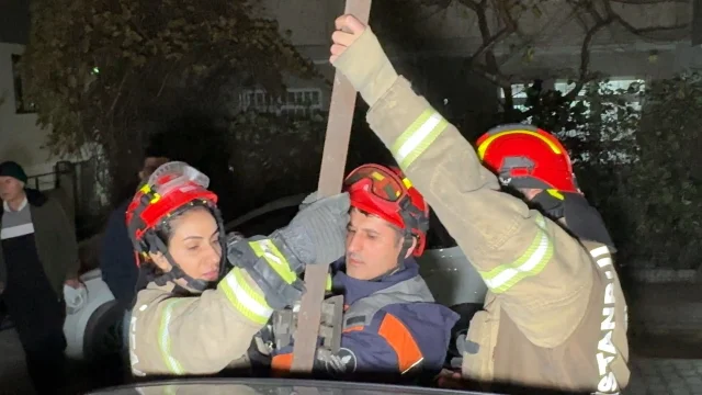 İstanbul’da Korku Dolu Anlar: Çatıdan Kopan Demir Otomobile Saplandı