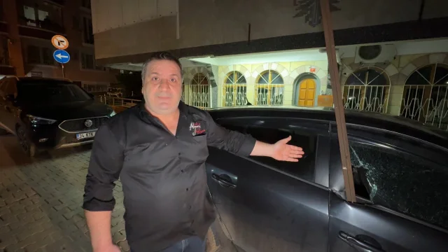 İstanbul’da Korku Dolu Anlar: Çatıdan Kopan Demir Otomobile Saplandı