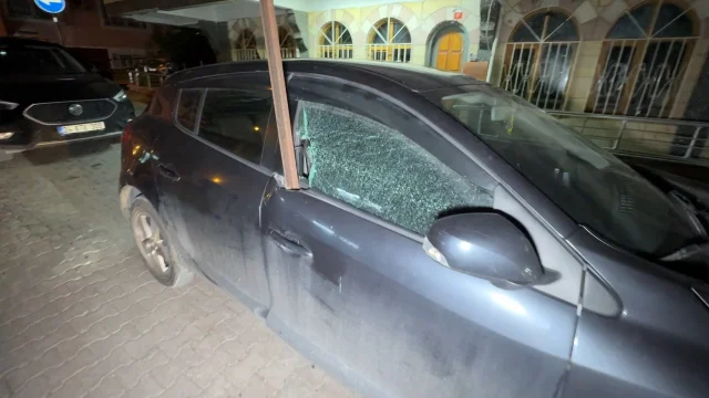 İstanbul’da Korku Dolu Anlar: Çatıdan Kopan Demir Otomobile Saplandı
