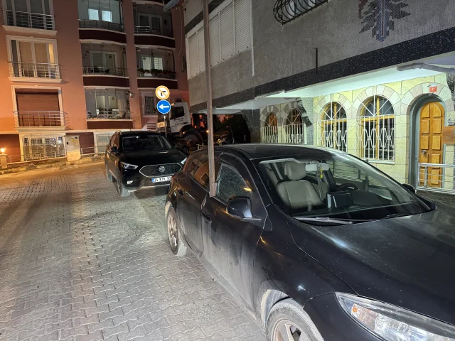 İstanbul’da Korku Dolu Anlar: Çatıdan Kopan Demir Otomobile Saplandı