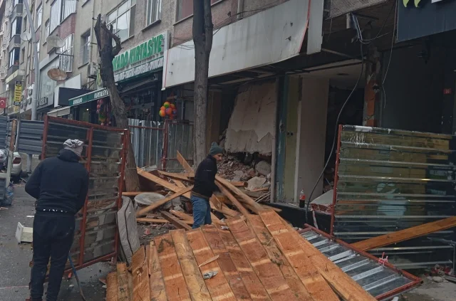 İstanbul’da Şiddetli Lodos ve Fırtına Hayatı Olumsuz Etkiliyor