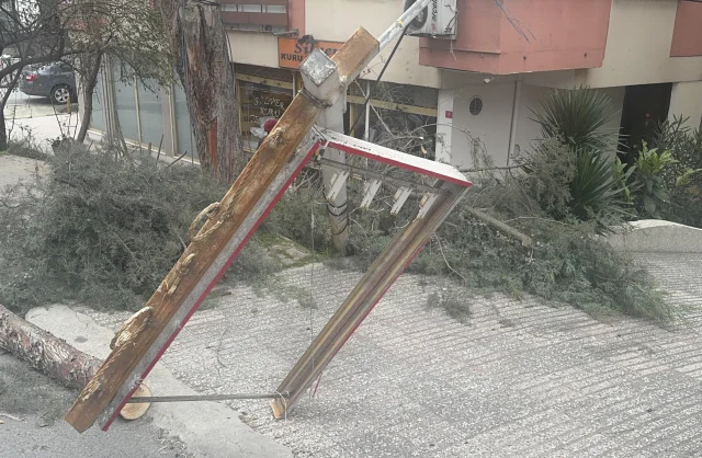 İstanbul’da Şiddetli Lodos ve Fırtına Hayatı Olumsuz Etkiliyor