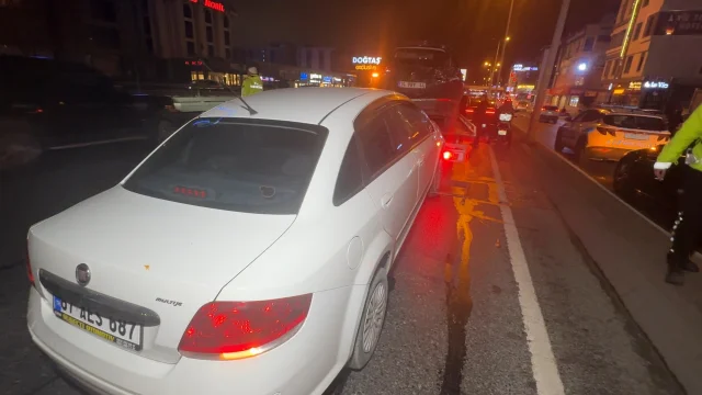 Aydınlatma Direğine Çarpan Araç D-100 Karayolu'nda Dehşet Saçtı