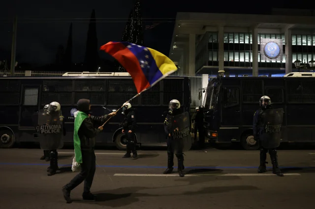 Atina'da ABD'nin Venezuela'ya Yönelik Saldırısına Protesto