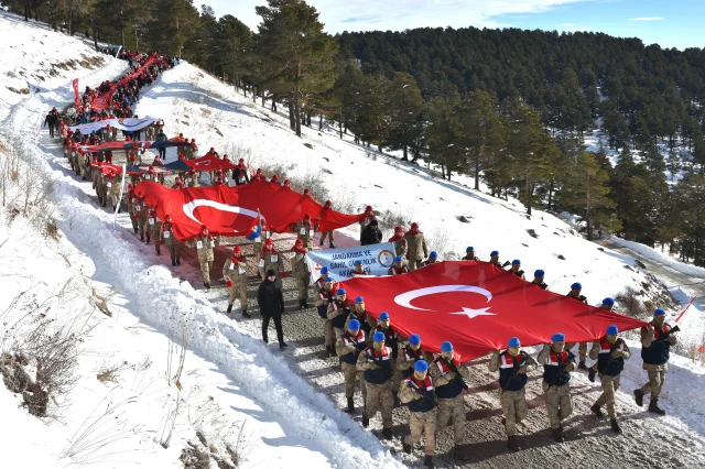 Türkiye, Sarıkamış şehitlerini anmak için Allahuekber Dağları'nda bir araya geldi