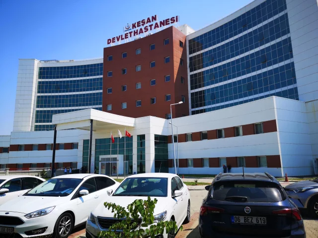 Arkadaşını ziyarete geldiği hastanede üzerinde silahla yakalandı