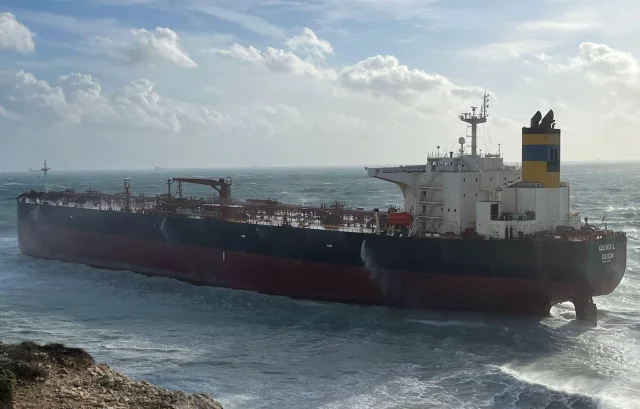 Bozcaada'da boş petrol tankeri fırtına nedeniyle karaya oturdu