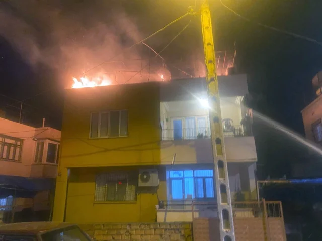 Hatay Payas'ta iki katlı evin terasında yangın çıktı