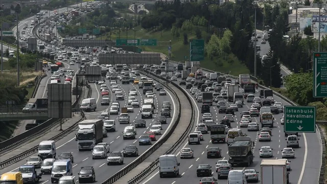İstanbul'da pazartesi trafiği kilitledi: Yoğunluk yüzde 63'e dayandı