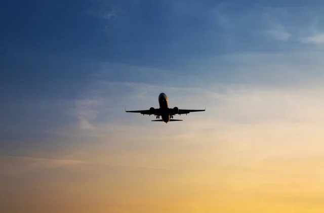 Hollanda'da kar yağışı hava trafiğini vurdu: Yaklaşık 500 uçuş iptal